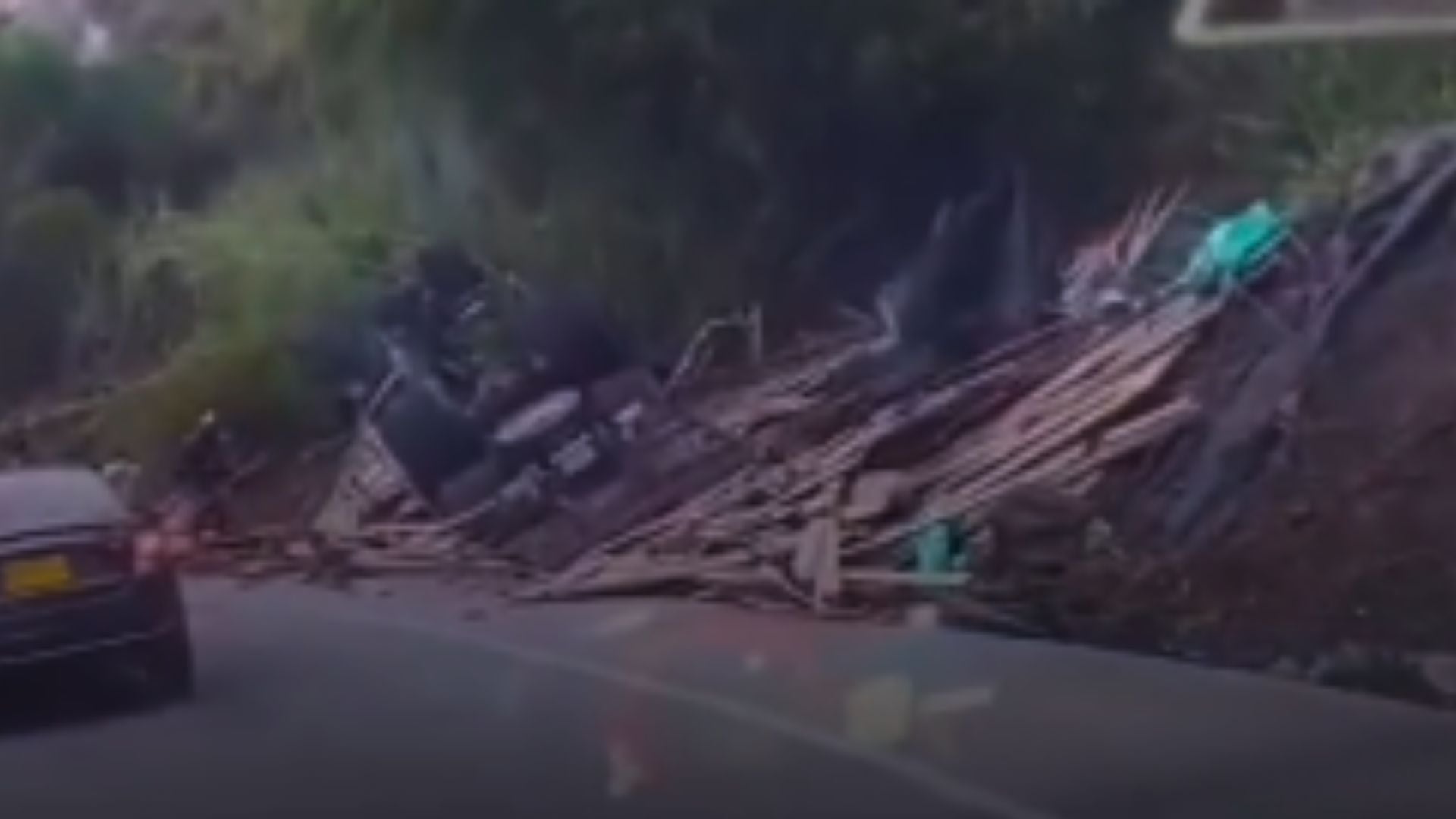 El vehículo de carga se volcó en un sector cercano a La Polvorera.