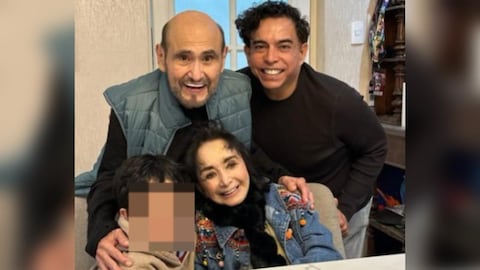 Edgar Vivar junto a María Antonieta de las Nieves y el conductor y comediante Ernesto Pimentel.