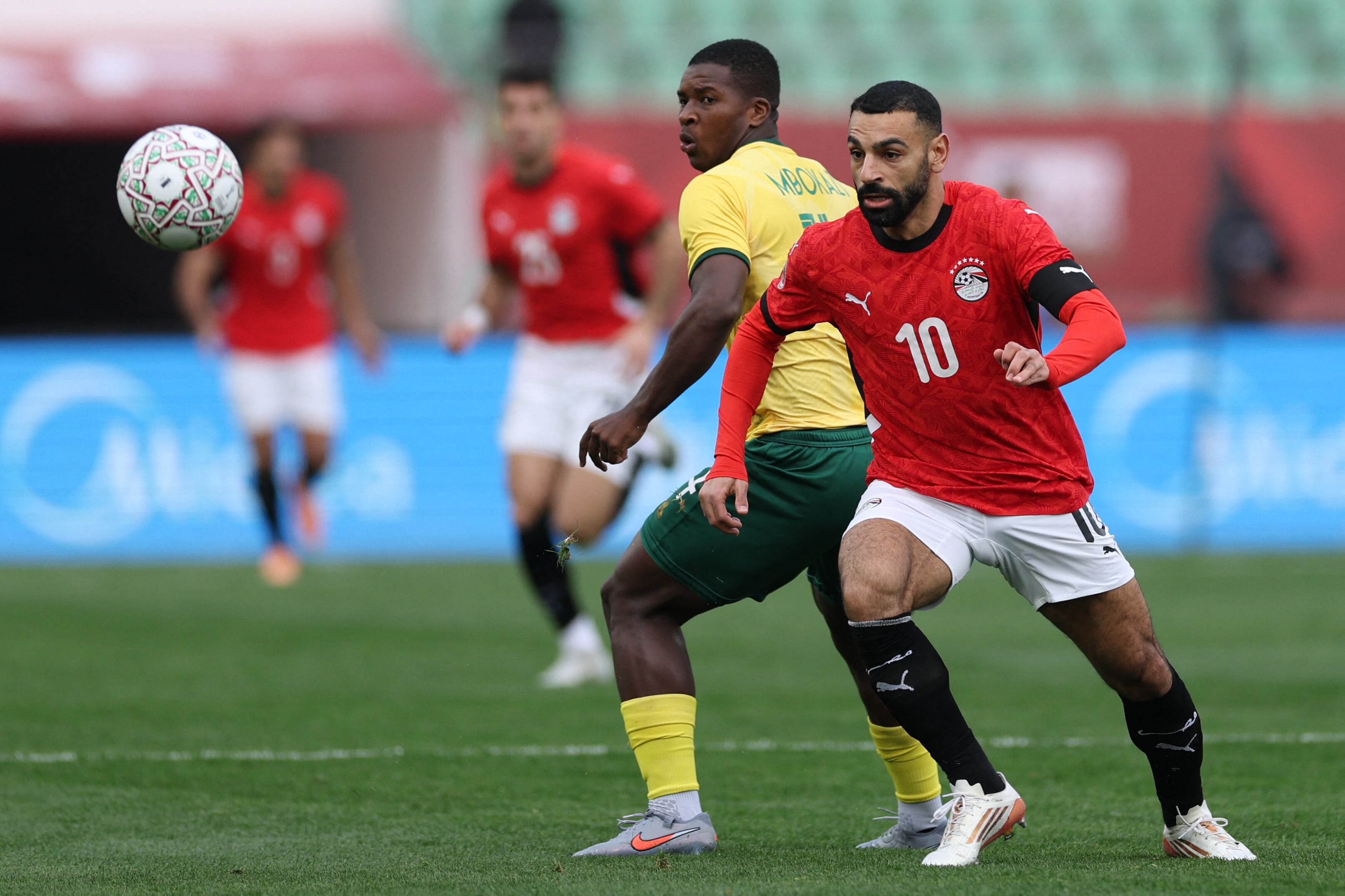 El defensa sudafricano número 14, Mbekezeli Mbokazi (izq.), desafía al delantero egipcio número 10, Mohamed Salah, durante el partido del Grupo B de la Copa Africana de Naciones (CAN) entre Egipto y Sudáfrica, en el Estadio Adrar de Agadir, el 26 de diciembre de 2025. (Foto: FRANCK FIFE / AFP)