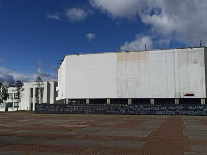 Así se ve la fachada del auditorio León de Greiff.