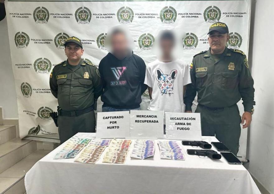 Los dos hombres capturados con el dinero recuperado