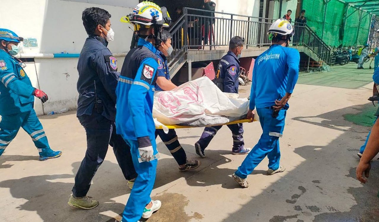Los equipos de emergencia sacan un cuerpo sin vida del hotel en Camboya que dejó varias víctimas mortales