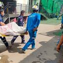 Los equipos de emergencia sacan un cuerpo sin vida del hotel en Camboya que dejó varias víctimas mortales