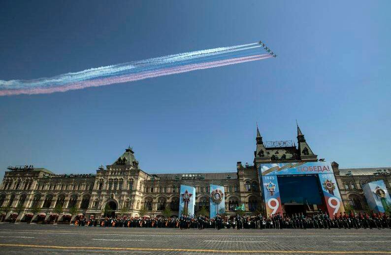 Aviones de la Fuerza Aérea de Rusia vuelan sobre la Plaza Roja durante un ensayo para el desfile militar del Día de la Victoria en Moscú. FOTO: Pavel Golovkin / AP