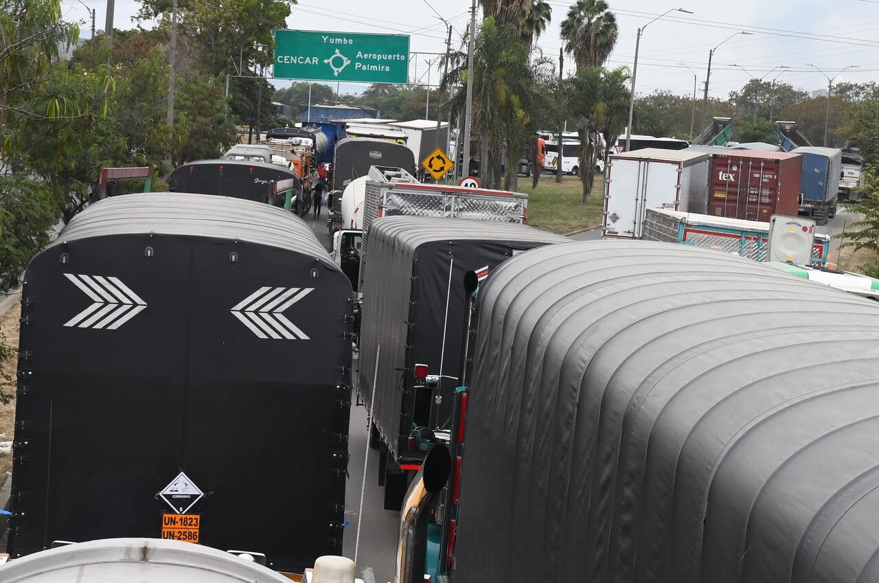Paro camionero en los diferentes ingresos a Cali.( Puente del Comercio, Juanchito y Céncar.)fotos José Guzmán)