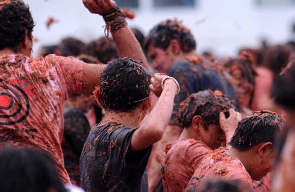 Más de 45 minutos duró la batalla con el tomate. 