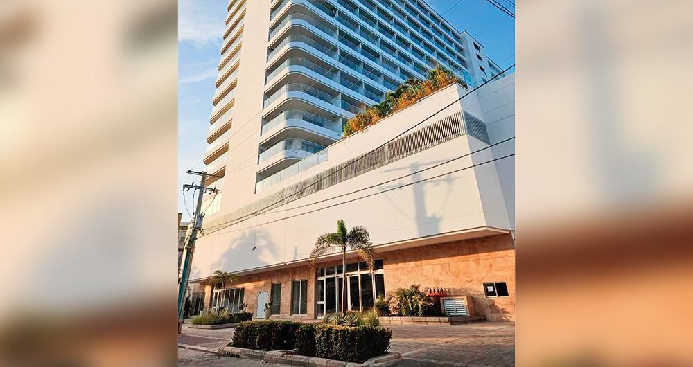   El edificio Cartagena Beach está ubicado en el barrio Crespo de la capital de Bolívar. Tiene 16 pisos, 552 apartasuites y varios establecimientos comerciales.