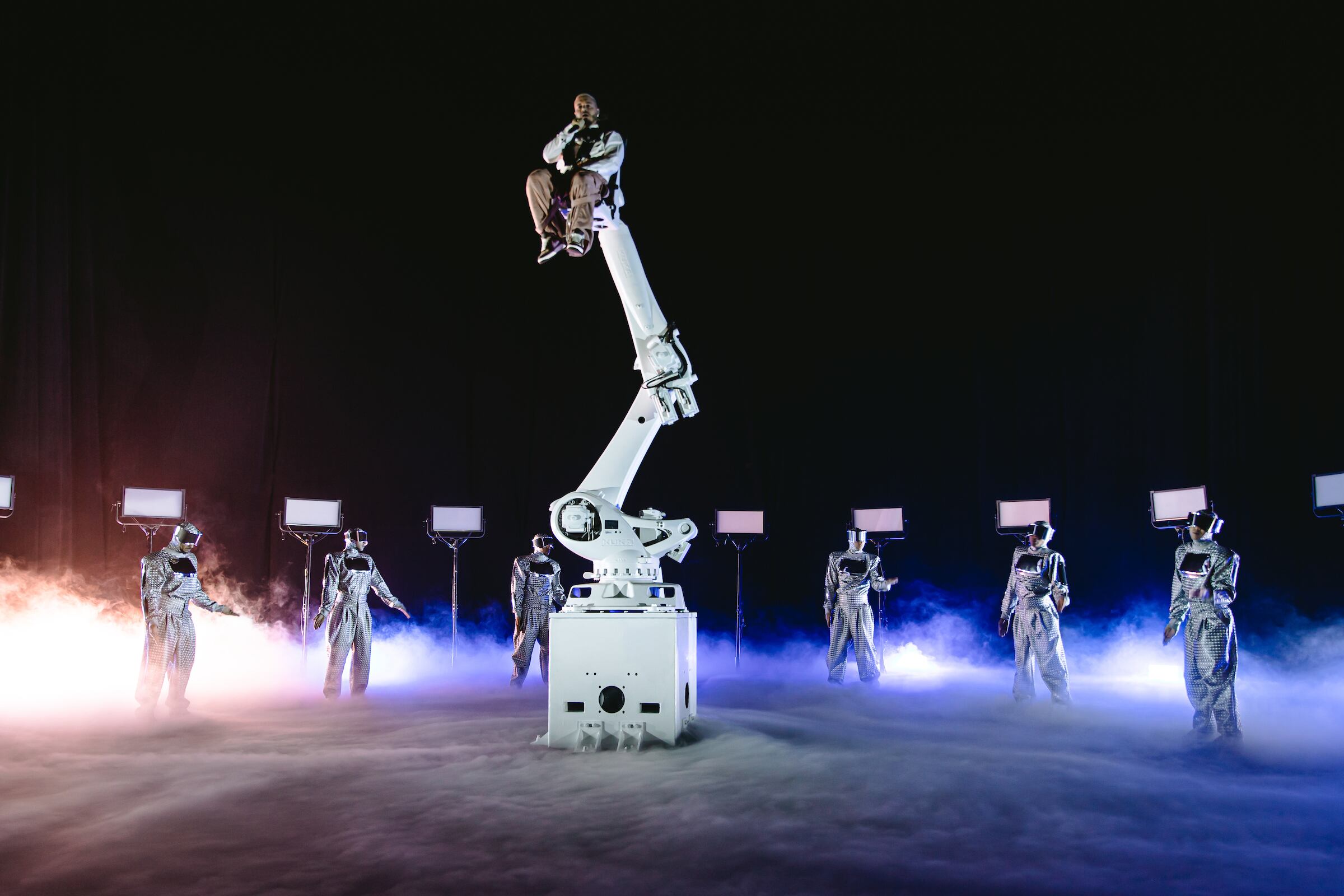 J Balvin ofrecerá un concierto en el Metaverso en donde cantará sujetado a un brazo mecánico de 4 metros.