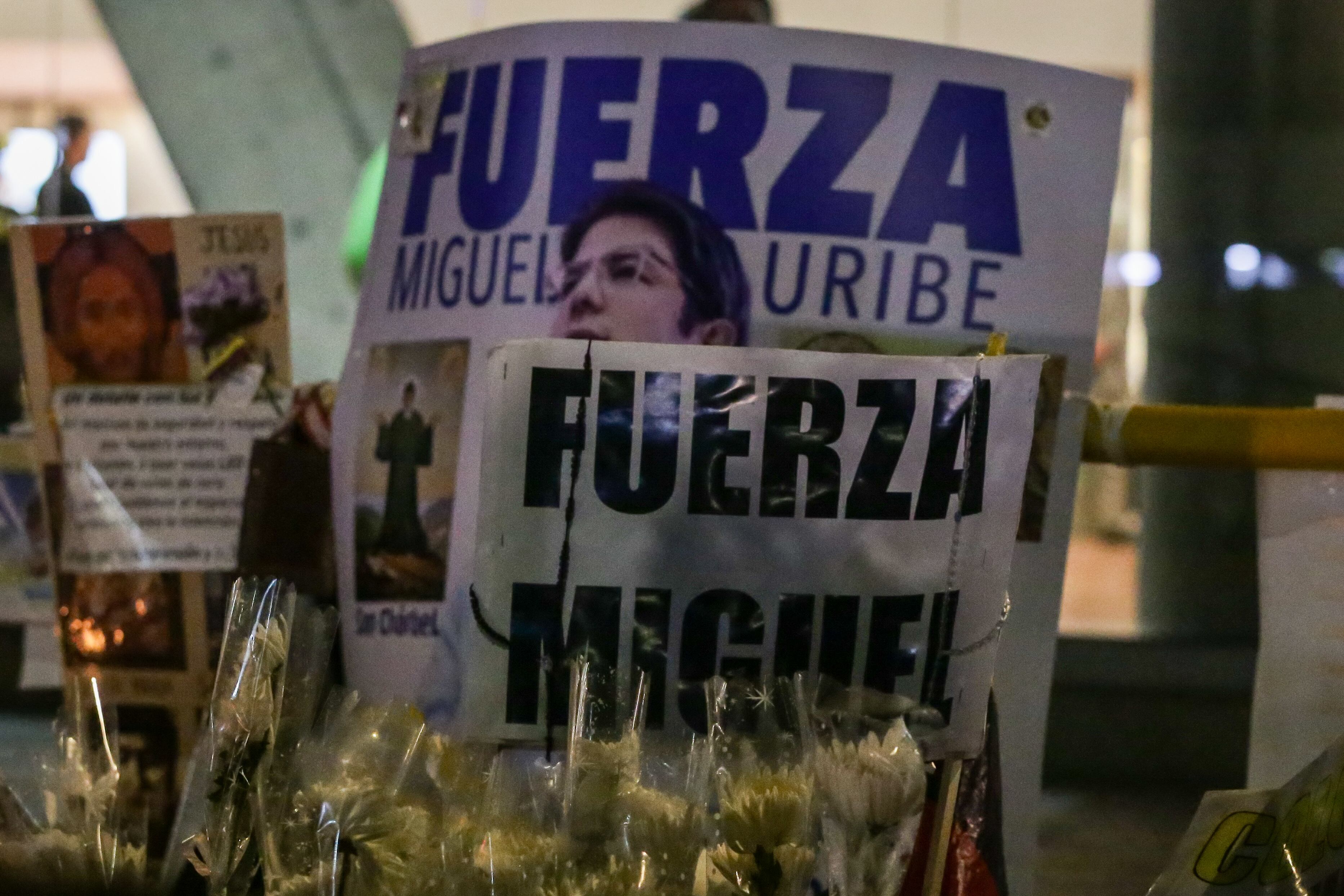 Miguel Uribe Turbay permanece en estado grave y con pronóstico cerebral reservado. A la 1:00 p.m. de ayer fue intervenido quirúrgicamente de nuevo en la Fundación Santa Fe de Bogotá, donde permanece en la UCI.