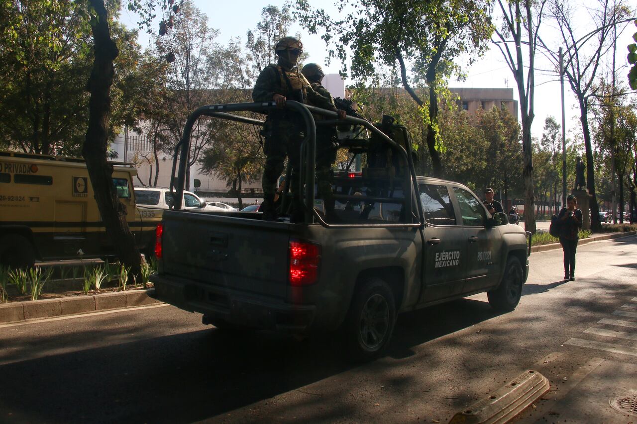 Las fuerzas federales toman medidas de seguridad alrededor de la Fiscalía Especial durante la salida de un convoy que transportaba a Ovidio Guzmán, hijo del renombrado narcotraficante Joaquín 'El Chapo' Guzmán