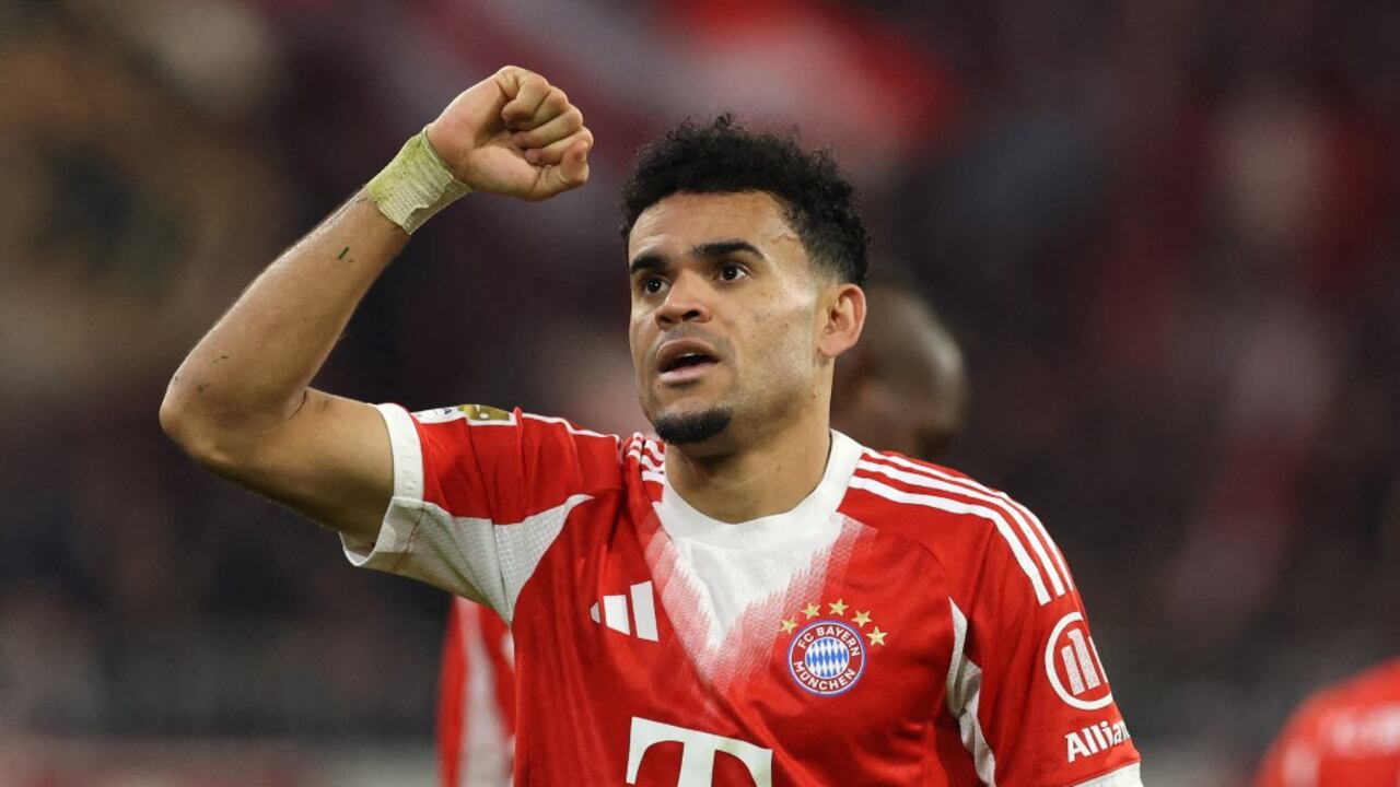 Díaz combina velocidad y creatividad, generando espacios para Kane y Olise.