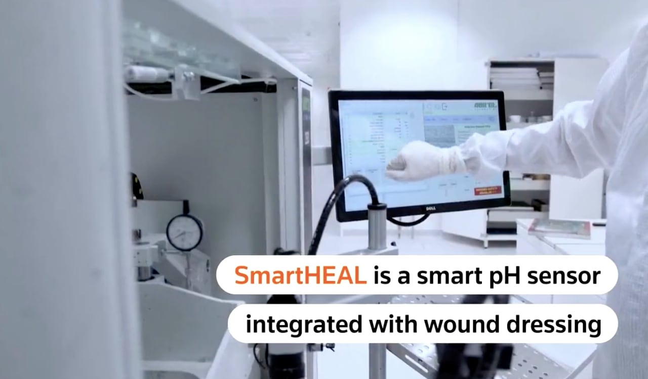 El invento fue presentado bajo la novedosa promesa de que la ‘cura’ o apósito, mostrará el tiempo que reste a una herida para sanar completamente, pero no solo ello, sino también el estado actual en el que esta se encuentra