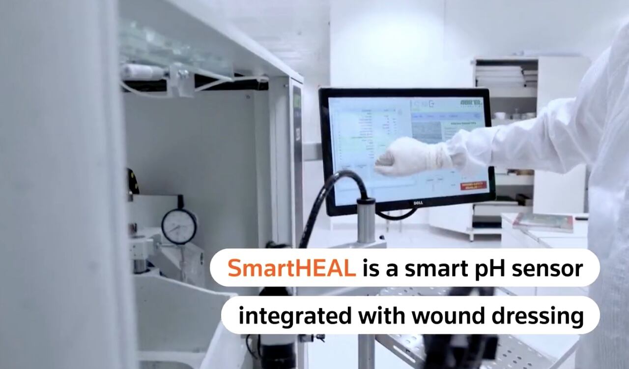 El invento fue presentado bajo la novedosa promesa de que la ‘cura’ o apósito, mostrará el tiempo que reste a una herida para sanar completamente, pero no solo ello, sino también el estado actual en el que esta se encuentra