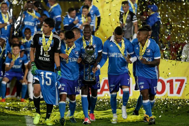 Harold Santiago Mosquera (der. - No. 13) celebrando la estrella 15, con Millonarios ante Santa Fe, en el segundo semestre de 2017.