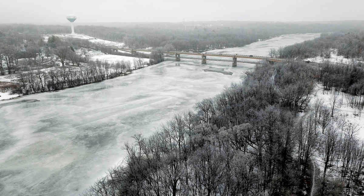 Una fina capa de hielo comienza a formarse sobre las carreteras mientras las lluvias heladas avanzan y complican los desplazamientos en el noreste