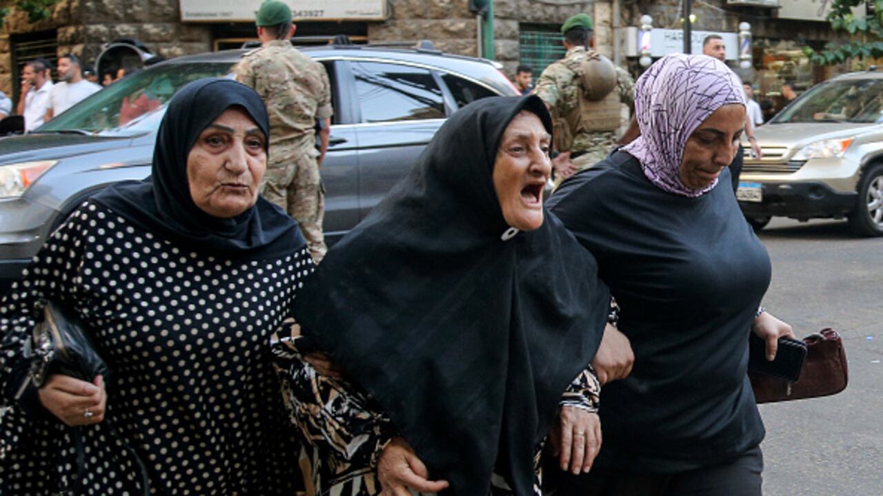 Tras la explosión de cientos de bíperes de miembros de Hezbolá, las protestas no se hicieron esperar. (Photo by Marwan Naamani/picture alliance via Getty Images)