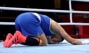 TOKIO, JAPÓN - 26 DE JULIO: Yeni Marcela Arias Castaneda de Colombia celebra la victoria sobre Stanimira Nikolaeva Petrova de Bulgaria durante el Women's Feather (54-57kg) en el tercer día de los Juegos Olímpicos de Tokio 2020 en Kokugikan Arena el 26 de julio de 2021 en Tokio. Japón. (Foto de Buda Mendes / Getty Images)