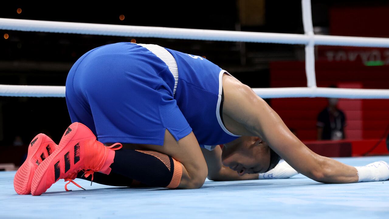 TOKIO, JAPÓN - 26 DE JULIO: Yeni Marcela Arias Castaneda de Colombia celebra la victoria sobre Stanimira Nikolaeva Petrova de Bulgaria durante el Women's Feather (54-57kg) en el tercer día de los Juegos Olímpicos de Tokio 2020 en Kokugikan Arena el 26 de julio de 2021 en Tokio. Japón. (Foto de Buda Mendes / Getty Images)