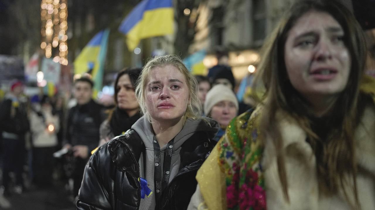 Los ucranianos reaccionan durante una manifestación para conmemorar el primer aniversario de la invasión rusa a gran escala de Ucrania, mientras marchan hacia la embajada rusa en Londres, el viernes 24 de febrero de 2023.