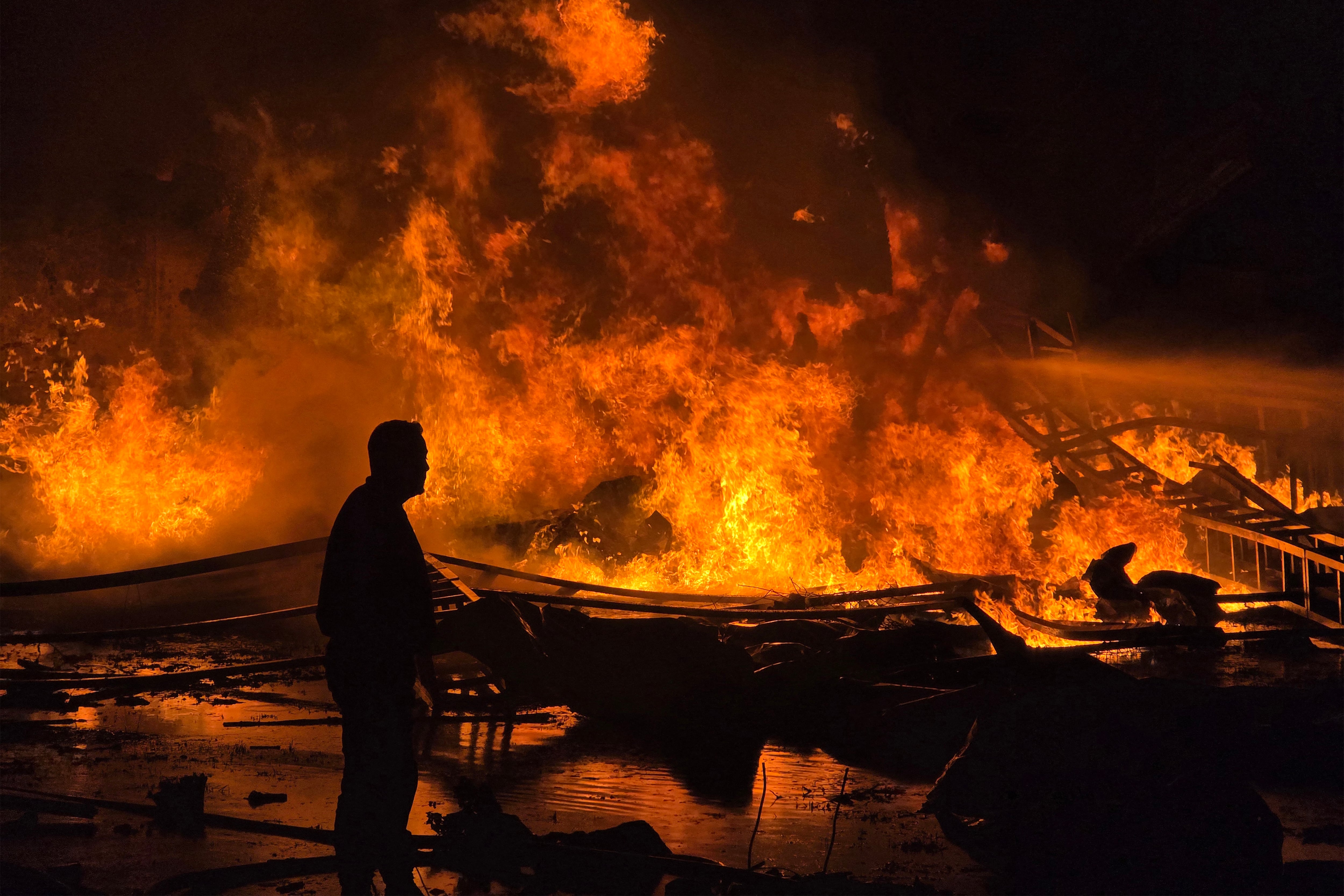 Las fuerzas de defensa civil intentan extinguir un incendio que estalló después del bombardeo israelí en un parque solar y una instalación de generación de electricidad en la ciudad costera de Tiro, en el sur del Líbano, el 4 de marzo de 2026.