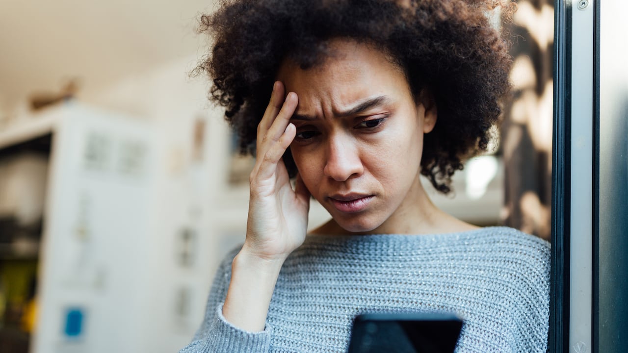 Observar un aumento en la frecuencia de errores o mal funcionamiento del celular podría ser indicativo de problemas internos que requieren atención.