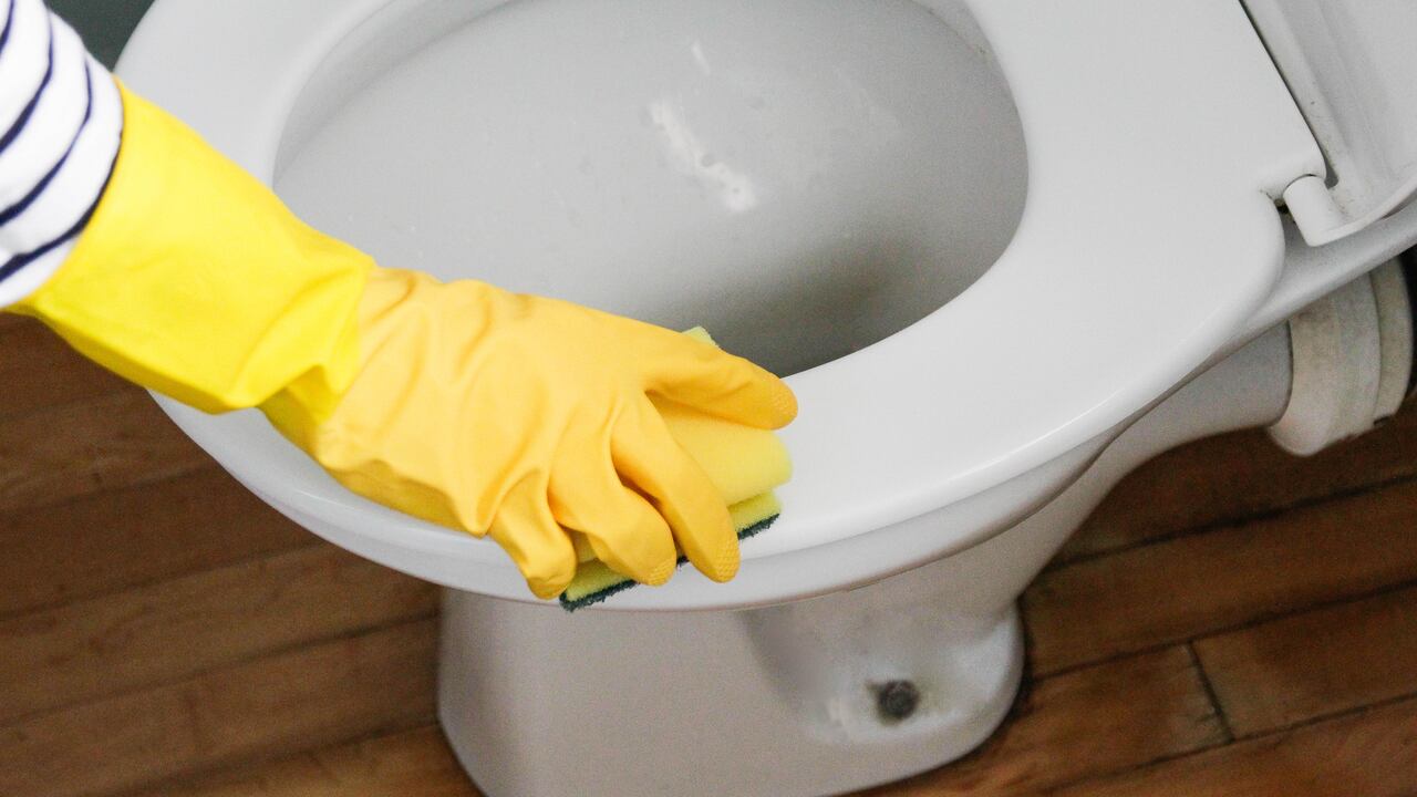 Hay trucos caseros para eliminar el sarro y mal olor del inodoro.
