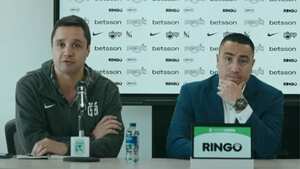 Efraín Juárez, técnico de Nacional y el presidente en la presentación del mexicano