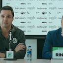 Efraín Juárez, técnico de Nacional y el presidente en la presentación del mexicano