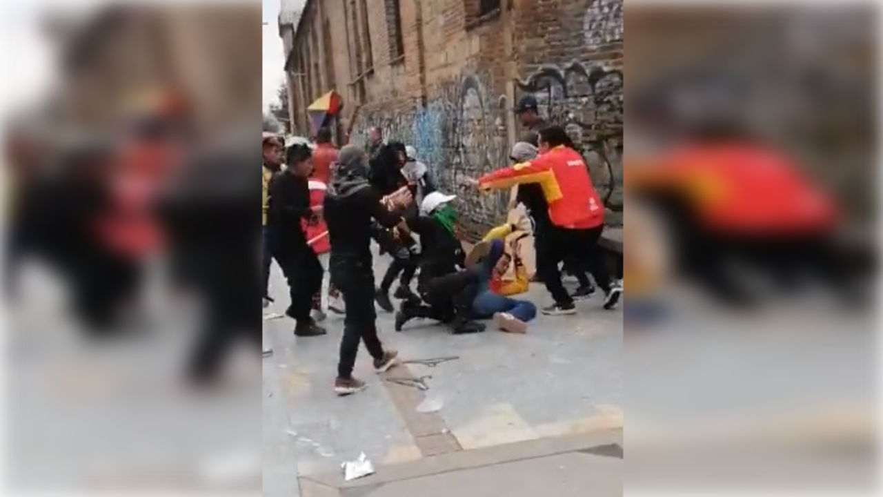 Indígenas agreden a gestores de convivencia en el centro de Bogotá.