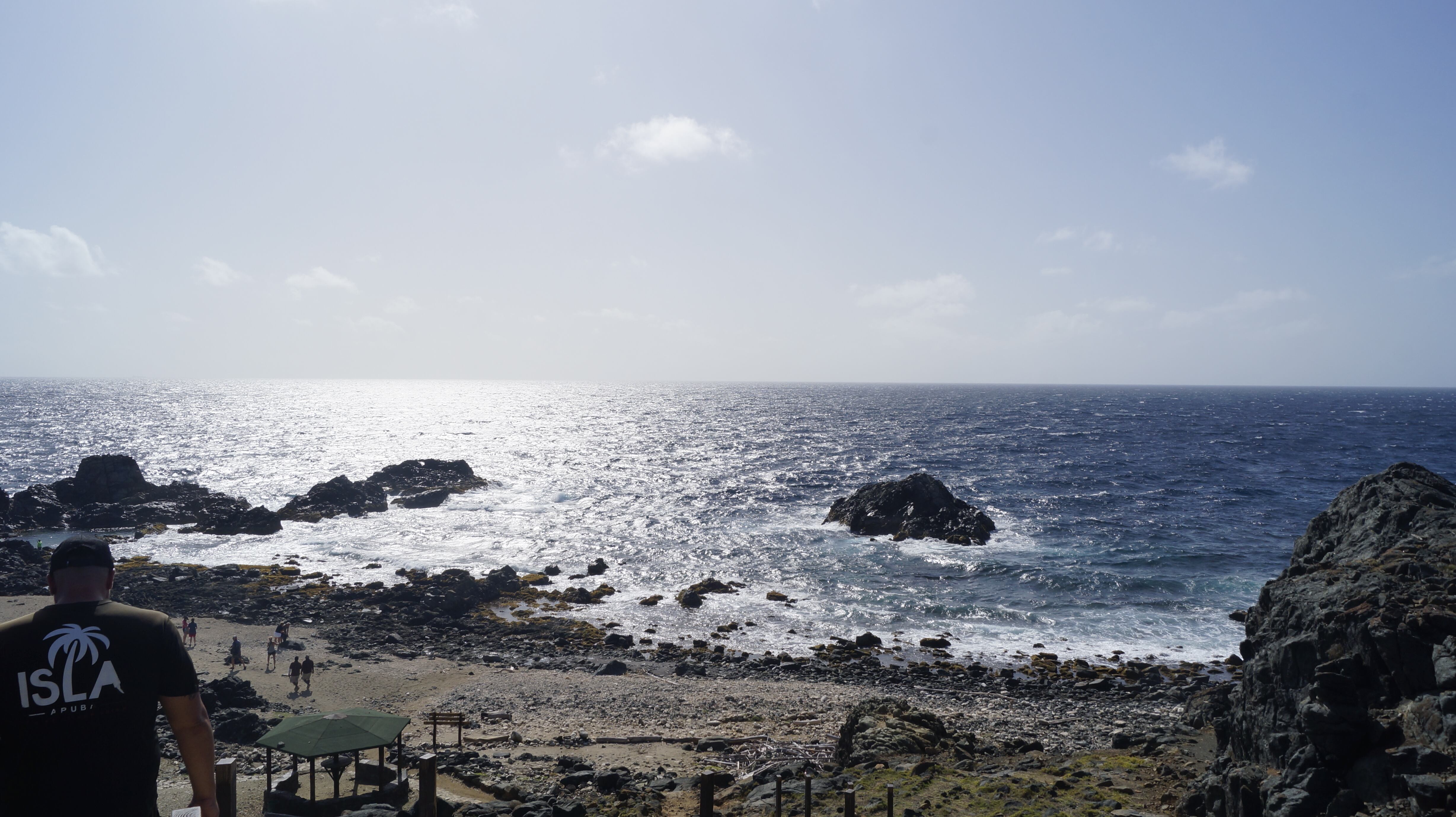 Parque Nacional Arikok, Aruba, operadores como "Isla Aruba" ofrecen recorridos por el parque que incluyen la visita a la piscina natural, las cuevas y el pozo de tilapias.