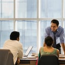 Capacidad de servicio, responsabilidad y autoridad son las principales características que debe tener un jefe líder en cualquier empresa.