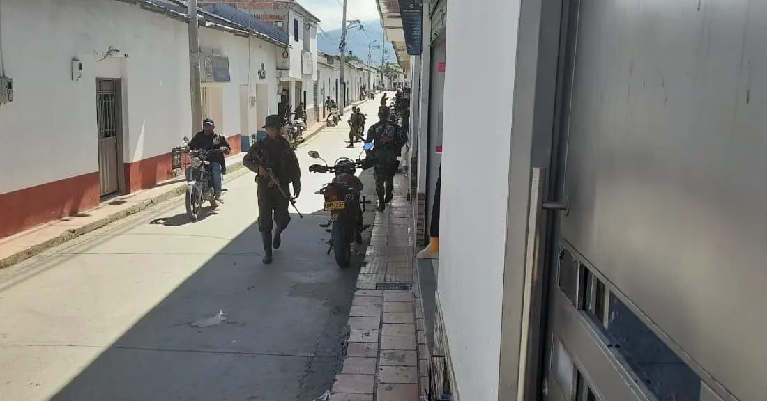 Se observan por las calles de este municipio fuertemente armados.