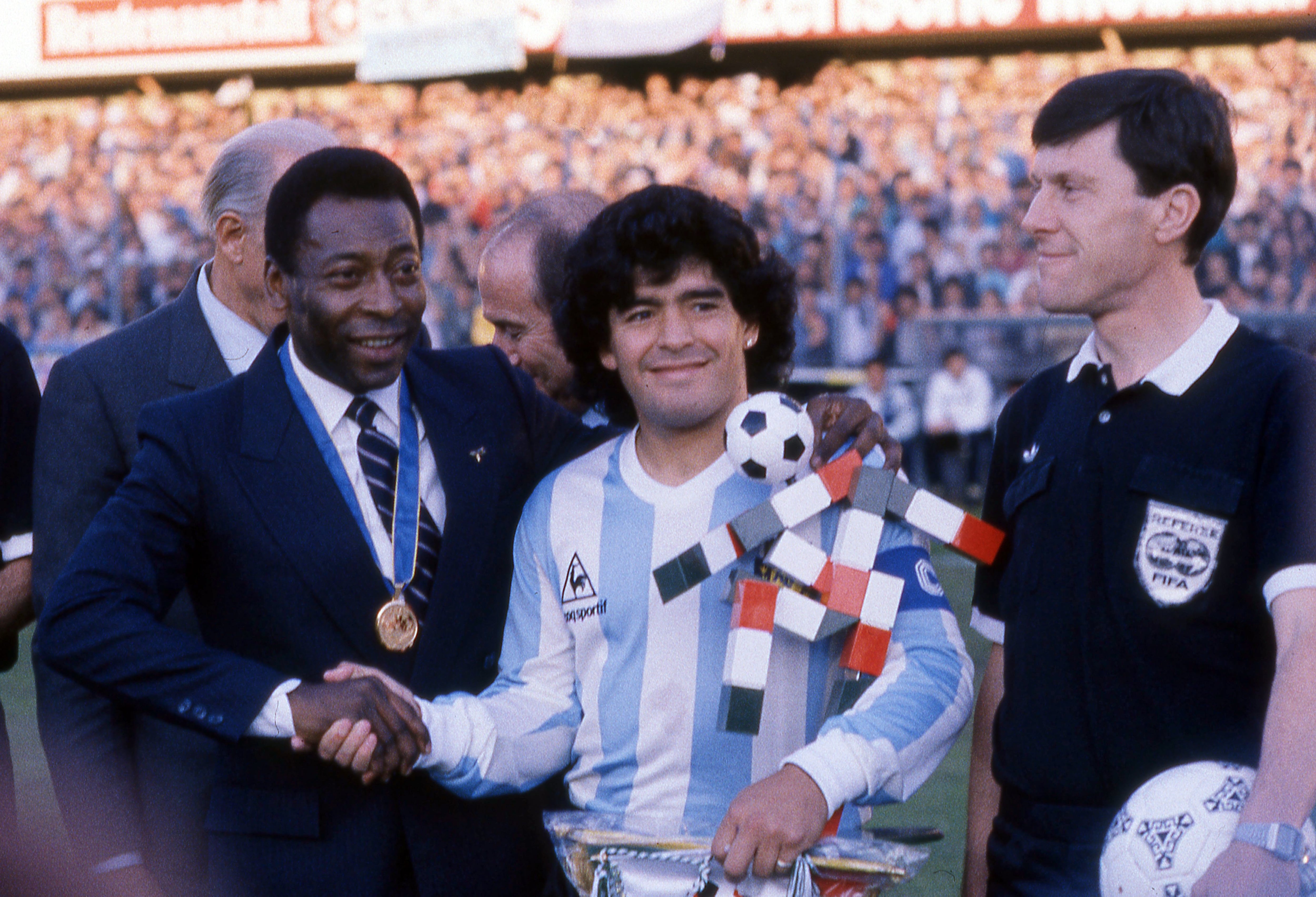 Diego Armando Maradona junto a otra gloria del fútbol como Pelé.