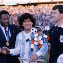 Diego Armando Maradona junto a otra gloria del fútbol como Pelé.