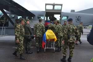 Con honores militares fueron despedidos el mayor Pedro Ignacio Granados Salcedo, el capitán Edson David Quintero Sánchez, el sargento segundo Ramiro Santos Carvajal y el cabo primero Eduardo Ruiz, fallecidos en el accidente aéreo en Cauca.