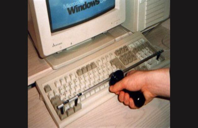 Con este digitador, no tendrá que hacer un esfuerzo físico cuando tiene que oprimir al mismo timepo, tres teclas que están separadas . 