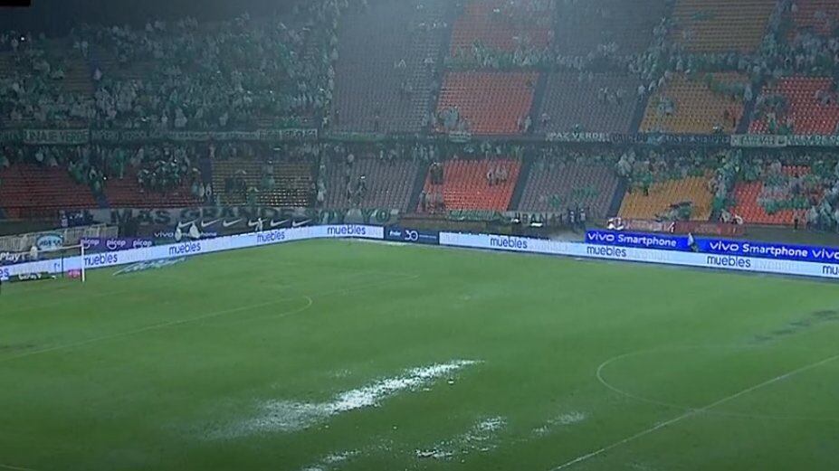 La cancha del Atanasio Girardot no permitía que se jugara el Nacional vs. Alianza Petrolera. Foto: Twitter @DIRECTVSportsCo