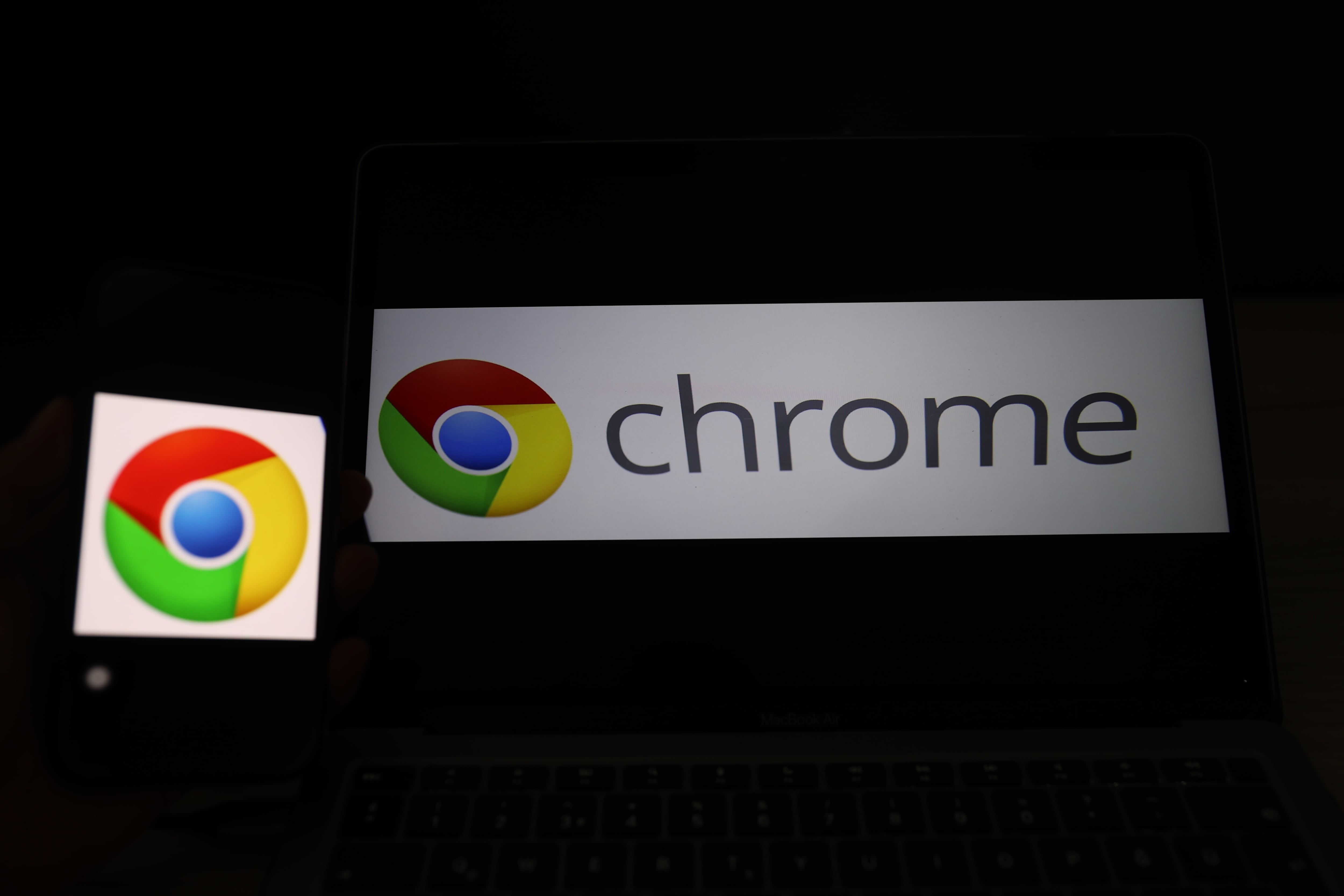 Chrome ofrece una amplia gama de extensiones y complementos que permiten personalizar el navegador y añadir funcionalidades adicionales.