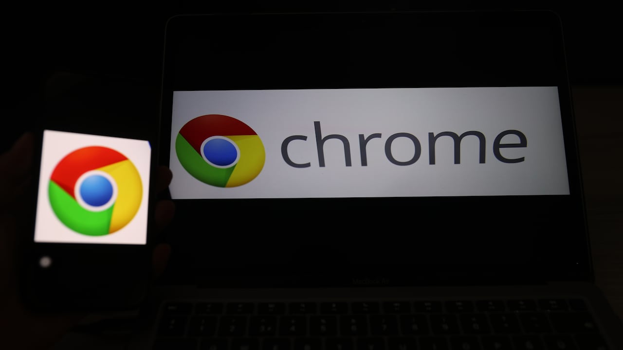 Chrome ofrece una amplia gama de extensiones y complementos que permiten personalizar el navegador y añadir funcionalidades adicionales.