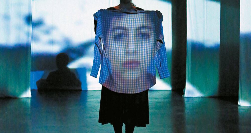 'Antígonas: tribunal de mujeres' fue un tribunal imaginario, performativo, en el que participaron tres de las madres de Soacha, dos sobrevivientes del genocidio de la Unión Patriótica y una dirigente estudiantil víctima de montajes judiciales. Bogotá, junio  de 2016.