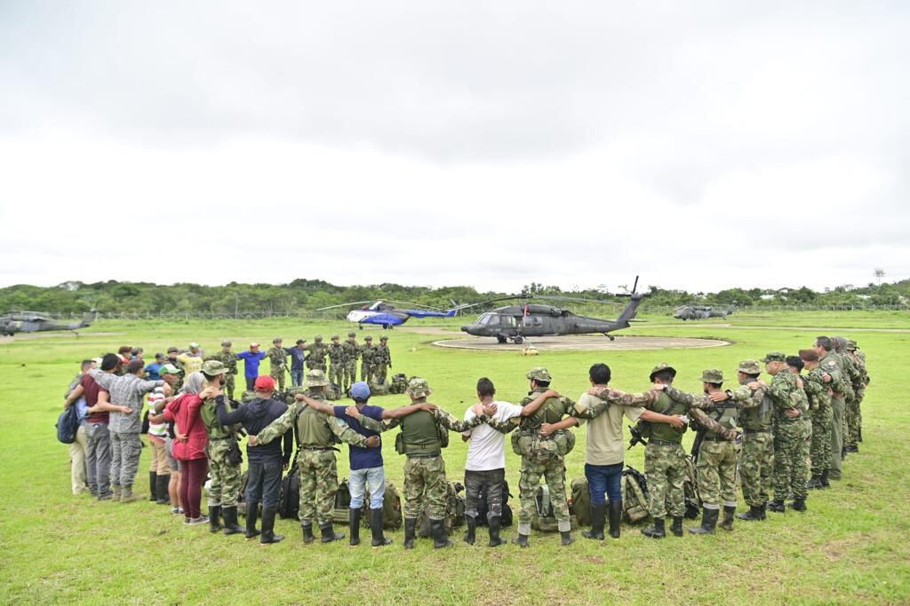 Nuevos grupos de las Fuerzas Especiales y comunidades indígenas se unen en la búsqueda de los menores desaparecidos en la selva del Guaviare.