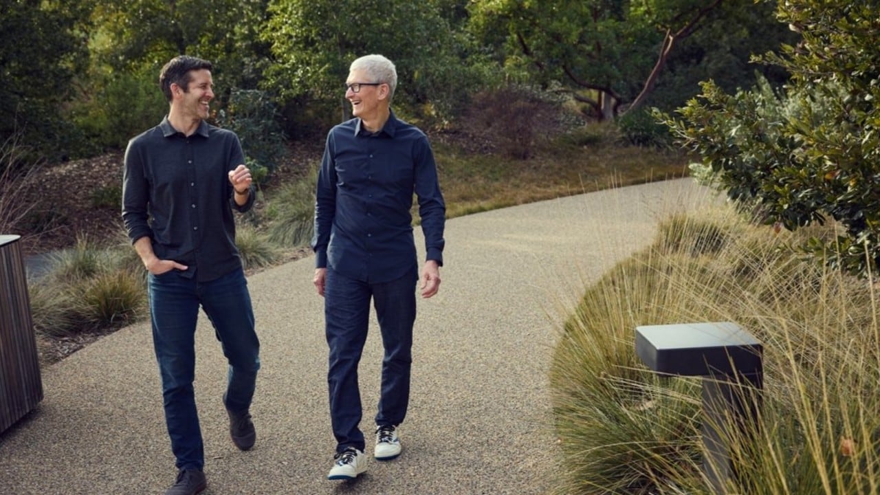 El nuevo CEO de Apple, John Ternus, junto a Tim Cook.