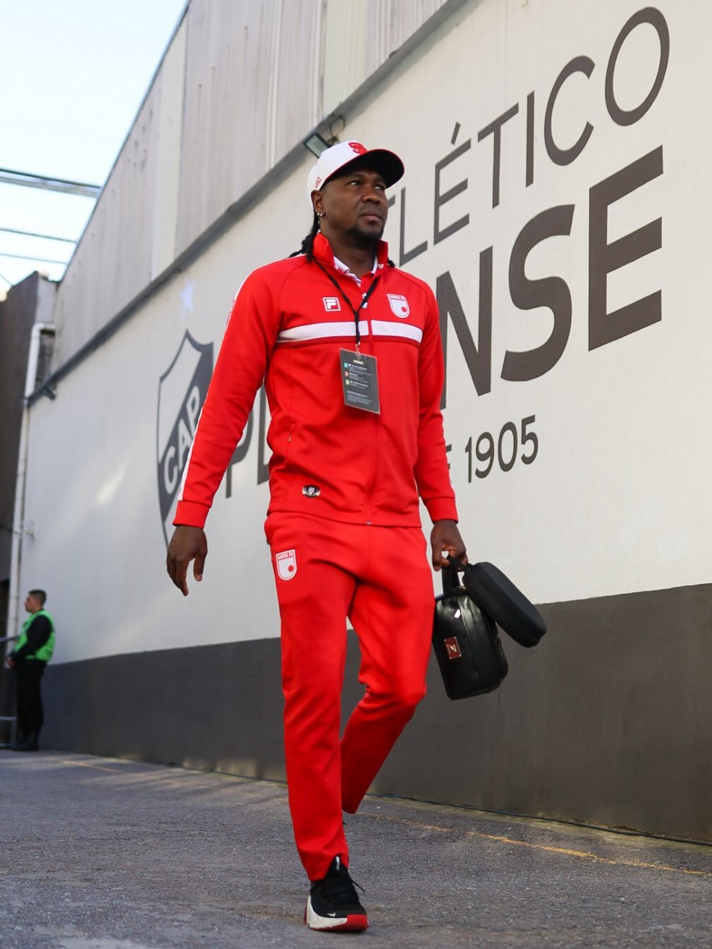 Hugo Rodallega llegando al estadio de Platense en Buenos Aires.
