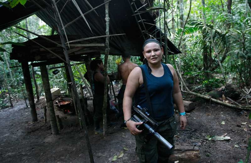 En las Farc no hay demasiadas restricciones en el uso de adornos femeninos. Muchas de ellas se tiñen el pelo o llevan ‘piercing’.