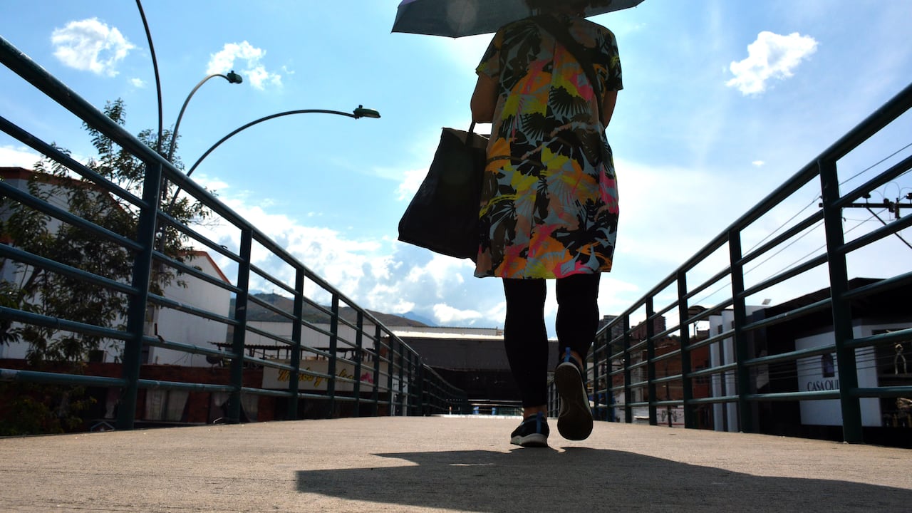 Durante la tarde de este jueves se presentan elevadas temperaturas en Cali pese a que el cielo está nublado. Según el pronóstico del clima, el mes de septiembre será de intenso calor. 19 de septiembre de 2024. Foto Jorge Orozco / El País.