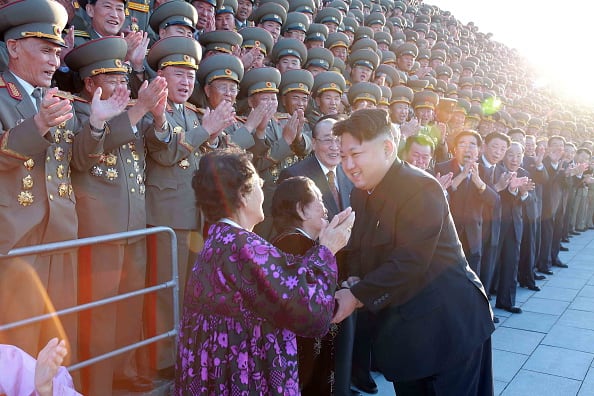 La represión y el lavado de cerebro son tales que no llorar de emoción ni aplaudir
fuertemente ante la presencia de Kim Jong-un puede ser sospecha de traición.