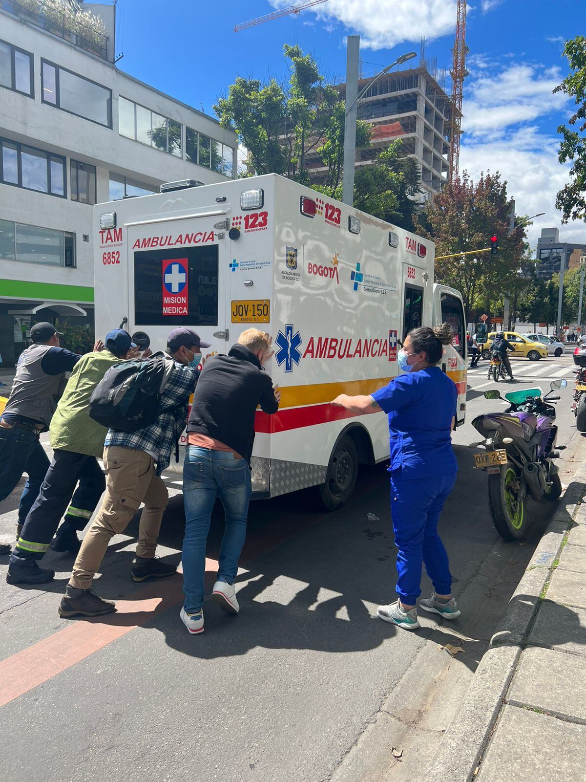 Las ambulancias tienen que ser empujadas para que puedan encender.