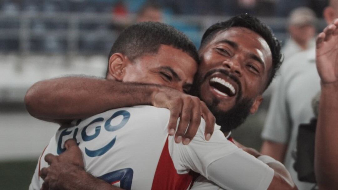 Futbolistas de Junior celebran gol