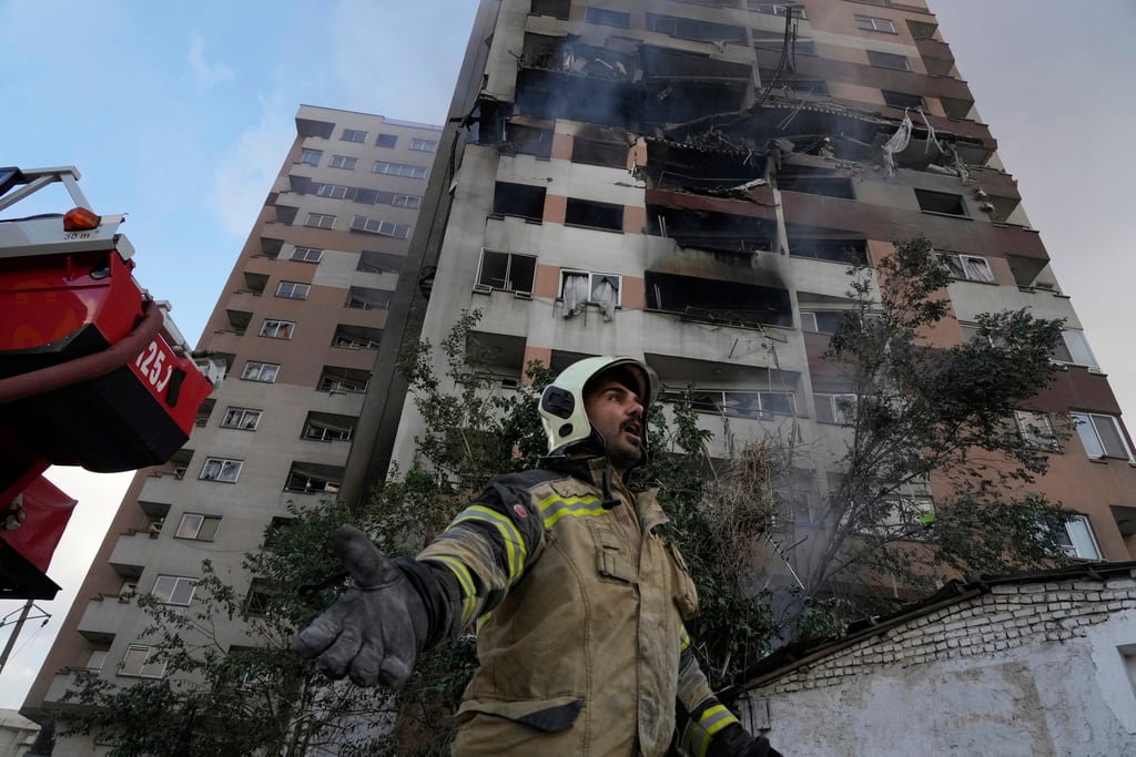 Un bombero frente a un edificio residencial de Teherán, Irán, el viernes 13 de junio de 2025 donde se registró una explosión. Israel atacó diversos puntos de la capital iraní la madrugada del viernes. (AP Foto/Vahid Salemi)