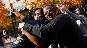 La gente celebra el sábado 7 de noviembre de 2020 en Filadelfia, después de que el demócrata Joe Biden derrotara al presidente Donald Trump para convertirse en el 46 ° presidente de los Estados Unidos. (Foto AP / Rebecca Blackwell)